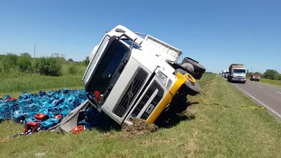 Chaco un cami n que transportaba cervezas volc sobre Ruta 16