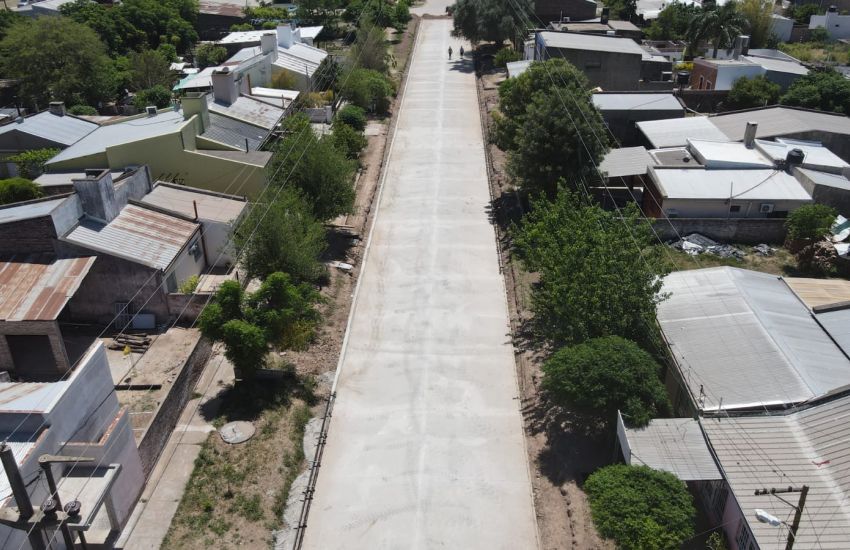 Ejecutan la etapa final de pavimento urbano en Hermoso campo